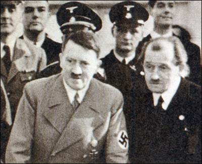 Adolf_Hitler_et_Porsche1.jpg